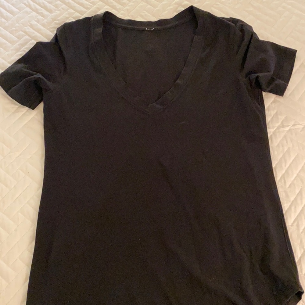 Black lulu v neck tee